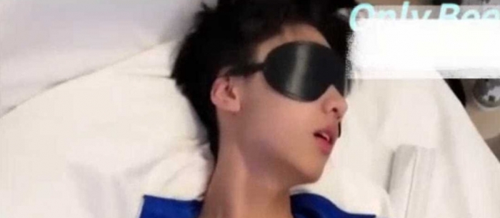 校服奶狗被干的一脸享受